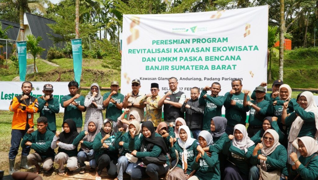 revitalisasi kawasan ekowisata dan umkm pascabencana2 dompet dhuafa Ketua Pengurus Yayasan Dompet Dhuafa Republika Ahmad Juwaini foto Bersama dengan Kepala Dinsos Sumatera Barat dan seluruh penerima manfaat.
