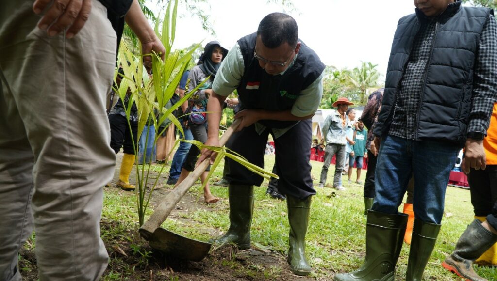 revitalisasi kawasan ekowisata dan umkm pascabencana3 dompet dhuafa Simbolisasi peresmian kawasan Glamping Lestari Alam Raftiing dengan menanam pohon.