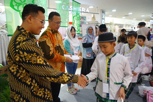 bby tokio marine life insurance indonesia 10 dompet dhuafa Momen pemberian santunan untuk para anak yatim dan duafa.