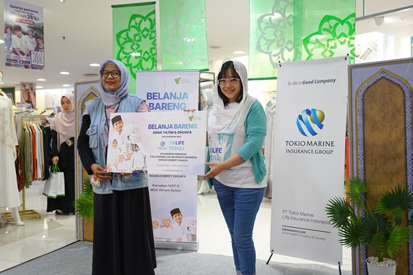 bby tokio marine life insurance indonesia 3 dompet dhuafa Simbolis penyerahan donasi Belanja Bareng Yatim oleh Head of Marketing Communications and Corporate Branding Tokio Marine Life Insurance Indonesia, Ferawati Gondokusumo, kepada Ketua Ramadan 1447 H Dompet Dhuafa, Sulis Tiqomah.