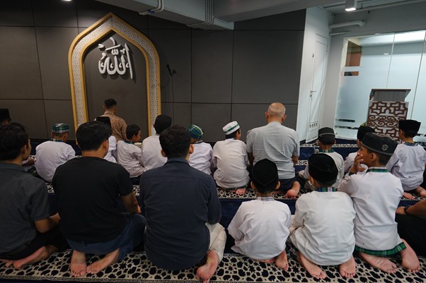 bby tokio marine life insurance indonesia 4 dompet dhuafa Sebelum berbelanja, mereka melaksanakan salat ashar secara berjamaah di Musala Atrium Senen.