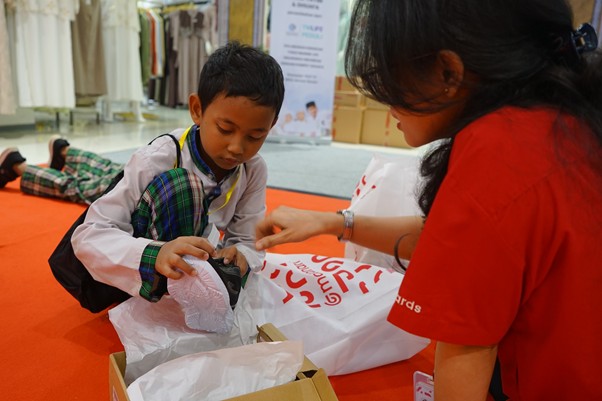 bby tokio marine life insurance indonesia 6 dompet dhuafa Selain pakaian, salah satu anak yatim ini juga membeli sepatu untuk sekolah.