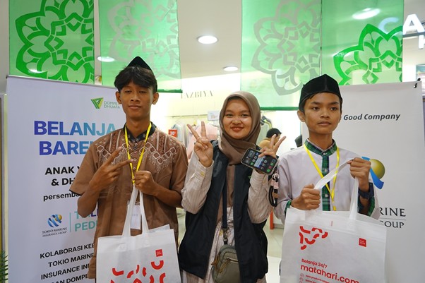 bby tokio marine life insurance indonesia 8 dompet dhuafa Momen kebersamaan kakak pendamping dan dua anak yatim setelah selesai membayar belanjaannya.