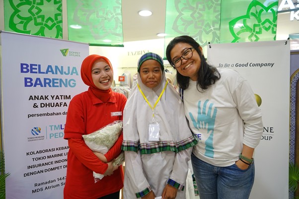 bby tokio marine life insurance indonesia 9 dompet dhuafa Momen kebersamaan kakak pendamping dan dua anak yatim setelah selesai membayar belanjaannya.