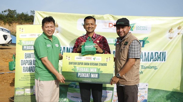 bantuan stimuno untuk aceh tamiang 1 dompet dhuafa Simbolis serah terima bantuan Dapur Umum antara STIMUNO yang diwakili oleh Marcel Marius selaku Senior Brand Manager PT Dexa Medica–STIMUNO (kiri), Pimpinan Cabang Dompet Dhuafa Aceh, Rizki Fauzan (kanan), dan Kepala Dinas Kesehatan Kab Tamiang, Dr. Mustakim M. Kes (tengah).