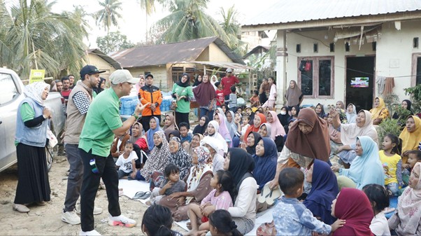 bantuan stimuno untuk aceh tamiang 4 dompet dhuafa Warga antusias menyambut tim STIMUNO dan Dompet Dhuafa di Titik Distribusi kedua, Dusun Melati, Desa Benua Raja, Kecamatan Rantau, Kab. Aceh Tamiang.