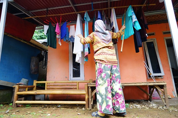 bantuan disabilitas audy dental5 dompet dhuafa Rahayu saat menjalani aktivitas dengan alat kaki palsunya.