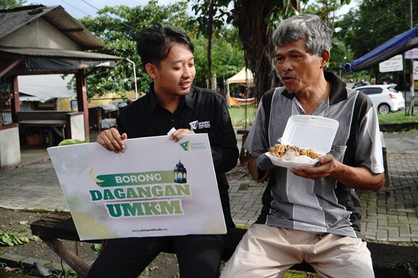 buka puasa gratis menu ayam geprek pak parjono3 dompet dhuafa Dompet Dhuafa Jawa Tengah memborong dagangan Pak Parjono untuk dibagikan kepada warga yang melintas.