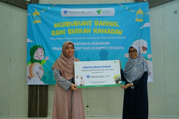 dompet dhuafa dan paragon corp ngabuburit bareng 50 anak yatimduafa 2 dompet dhuafa Simbolis penyerahan donasi diwakili oleh Pradila Maulida kepada Agusnizar Saleh.