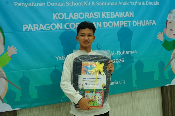 dompet dhuafa dan paragon corp ngabuburit bareng 50 anak yatimduafa 3 dompet dhuafa Kebahagiaan Yusuf saat menerima santunan dan paket school kit.