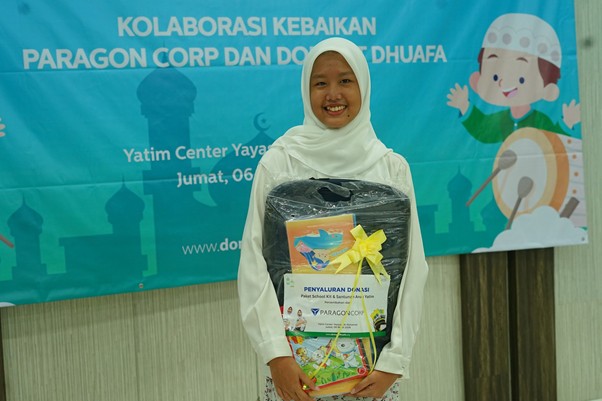 dompet dhuafa dan paragon corp ngabuburit bareng 50 anak yatimduafa 4 dompet dhuafa Kebahagiaan Qisha saat menerima santunan dan paket school kit.