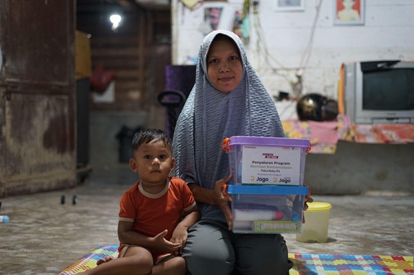 juliana di pengungsian bireuen aceh3 dompet dhuafa Juliana bersama anak pertamanya menerima bantuan baby kit.