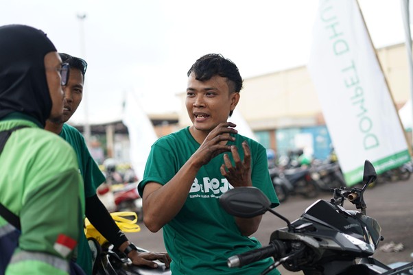 mimpi alumni institut kemandirian punya bengkel motor sendiri3 dompet dhuafa Eka menjelaskan kondisi motor milik salah satu pengemudi ojol penerima manfaat program BEROJOL Dompet Dhuafa.