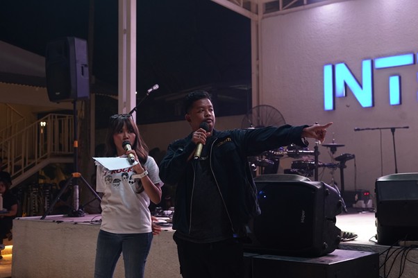 Dustin saat mengajak para penonton yang hadir untuk berdonasi langsung di konter Dompet Dhuafa.