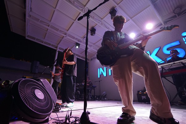 Penampilan J-Rocks saat bernyanyi di atas panggung.