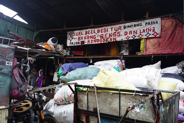 paket berbuka modinity 2 dompet dhuafa Salah satu tempat pengepul barang bekas yang ada di Kampung Pemulung Jakarta Timur.