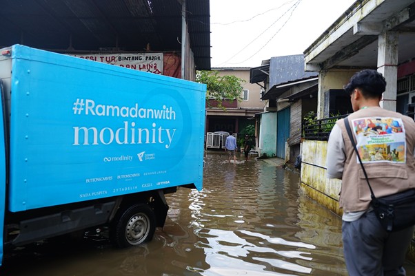 paket berbuka modinity 3 dompet dhuafa Truk box berisi paket makanan menerobos banjir demi mendistribusikannya ke warga Kampung Pemulung Jaktim.