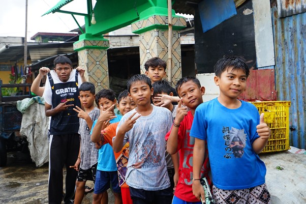 paket berbuka modinity 4 dompet dhuafa Keceriaan anak-anak saat melihat paket makanan akan didistribusikan.
