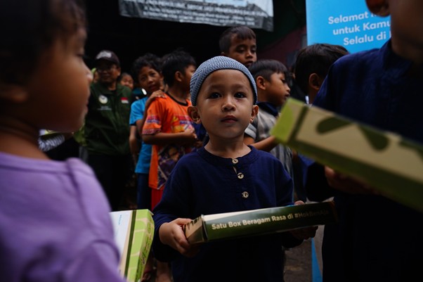paket berbuka modinity 5 dompet dhuafa Salah satu bocah yang telah menerima paket berbuka puasa.