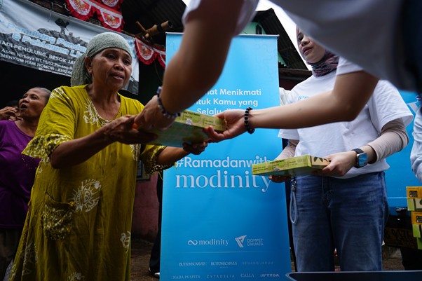 paket berbuka modinity 6 dompet dhuafa Dedeng (45) saat menerima paket makanan berbuka puasa.