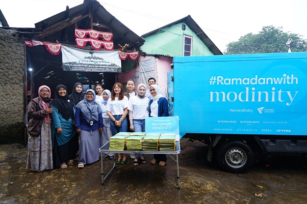 paket berbuka modinity 7 dompet dhuafa Sesi foto bersama tim Dompet Dhuafa dan Modinity dengan 100 paket berbuka puasa di daerah Kampung Pemulung Pinang Ranti.