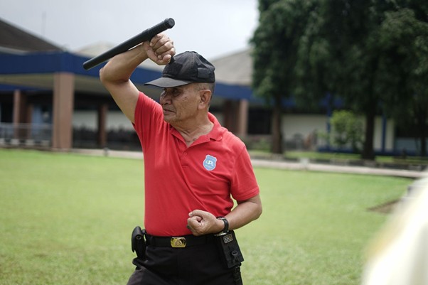 paradaya movement 20 8 dompet dhuafa Setelah pemaparan materi, para peserta melanjutkan pelatihan praktik di lapangan tentnang penggunaan tongkat dan borgol.