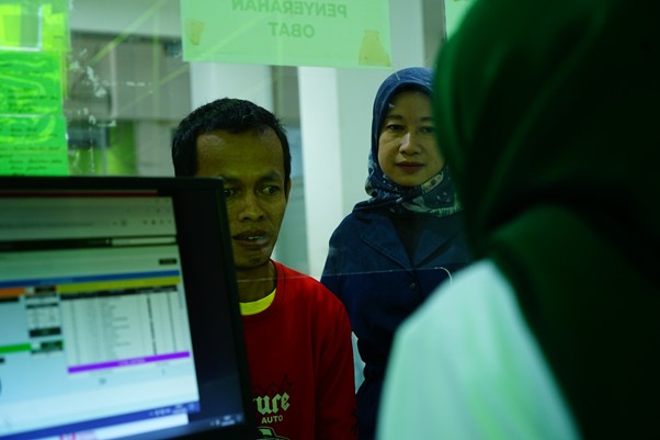 penyaluran bantuan disabilitas dan pembiayaan pasien duafa2 dompet dhuafa Riki Cisaputra didampingi kakaknya sedang mengambil obat dan berkonsultasi dengan dokter.