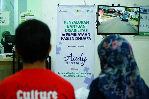 penyaluran bantuan disabilitas dan pembiayaan pasien duafa3 dompet dhuafa Riki Cisaputra, didampingi kakaknya, sedang menunggu pengambilan obat.