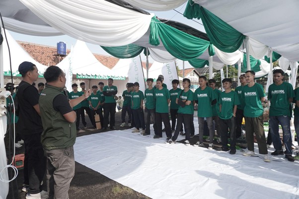 Para mekanik program BerOJOL mengikuti sesi arahan dari Institut Kemandirian.