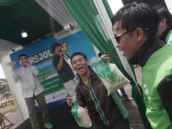 Pembagian beras zakat fitrah bagi para peserta program BerOJOL.