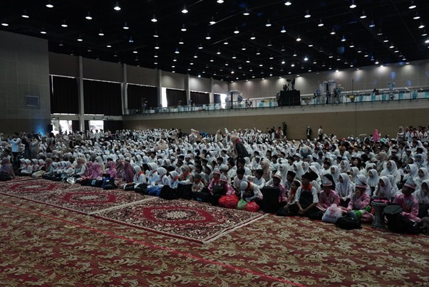 Sebanyak 2.000 anak yatim, dhuafa, dan penghafal Al-Qur'an, didampingi 350 kakak relawan berkumpul dan bergembira dalam kegiatan Remember 2026 di Ecovention Ancol, Jakarta.
