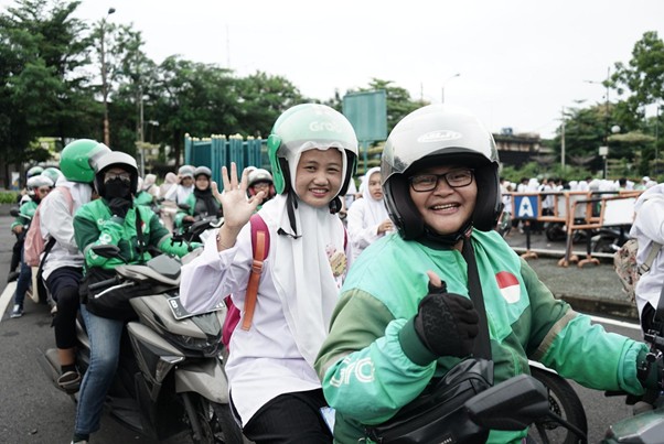 Adik-adik peserta Remember diantar oleh relawan pengemudi ojek online menuju lokasi kegiatan.