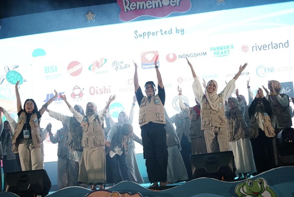 Kakak-kakak relawan pendamping ikut itu memberikan penampilan di atas panggung utama.