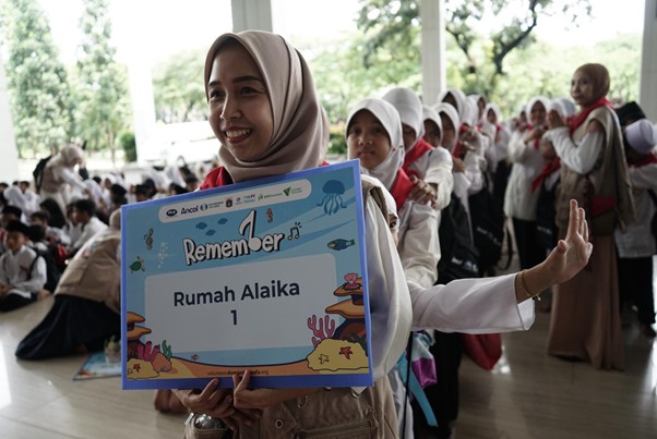 Kakak-kakak relawan mendampingi adik-adik peserta Remember pada setiap rangkaian kegiatan.