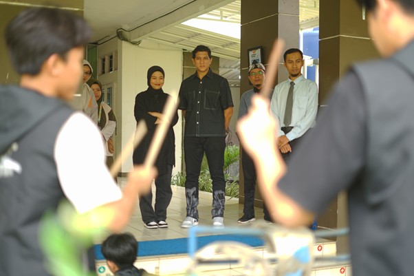 Kedatangan Tantri dan Arda disambut oleh Trashic Band SMART Ekselensia.