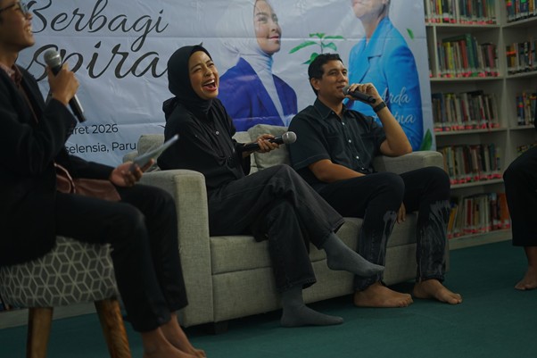 Keceriaan Tantri dan Arda saat mulai berinteraksi dengan para siswa SMART Ekselensia.