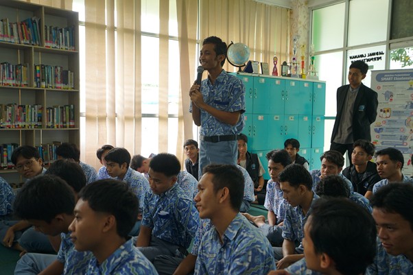 Salah satu siswa yang sedang bertanya soal motivasi diri saat sesi Q&A sedang berlangsung.