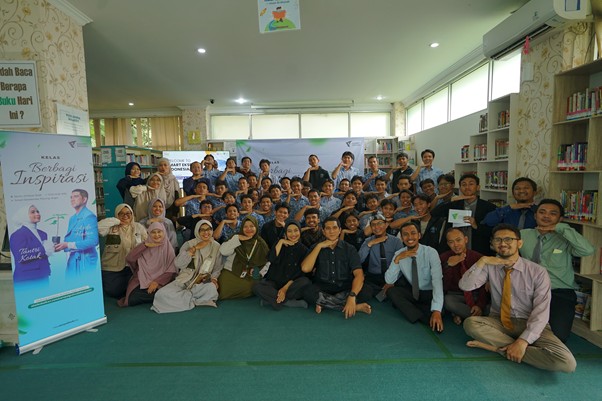 Tantri dan Arda saat melihat beragam prestasi yang telah diraih oleh para siswa dan siswi SMART Ekselensia.
