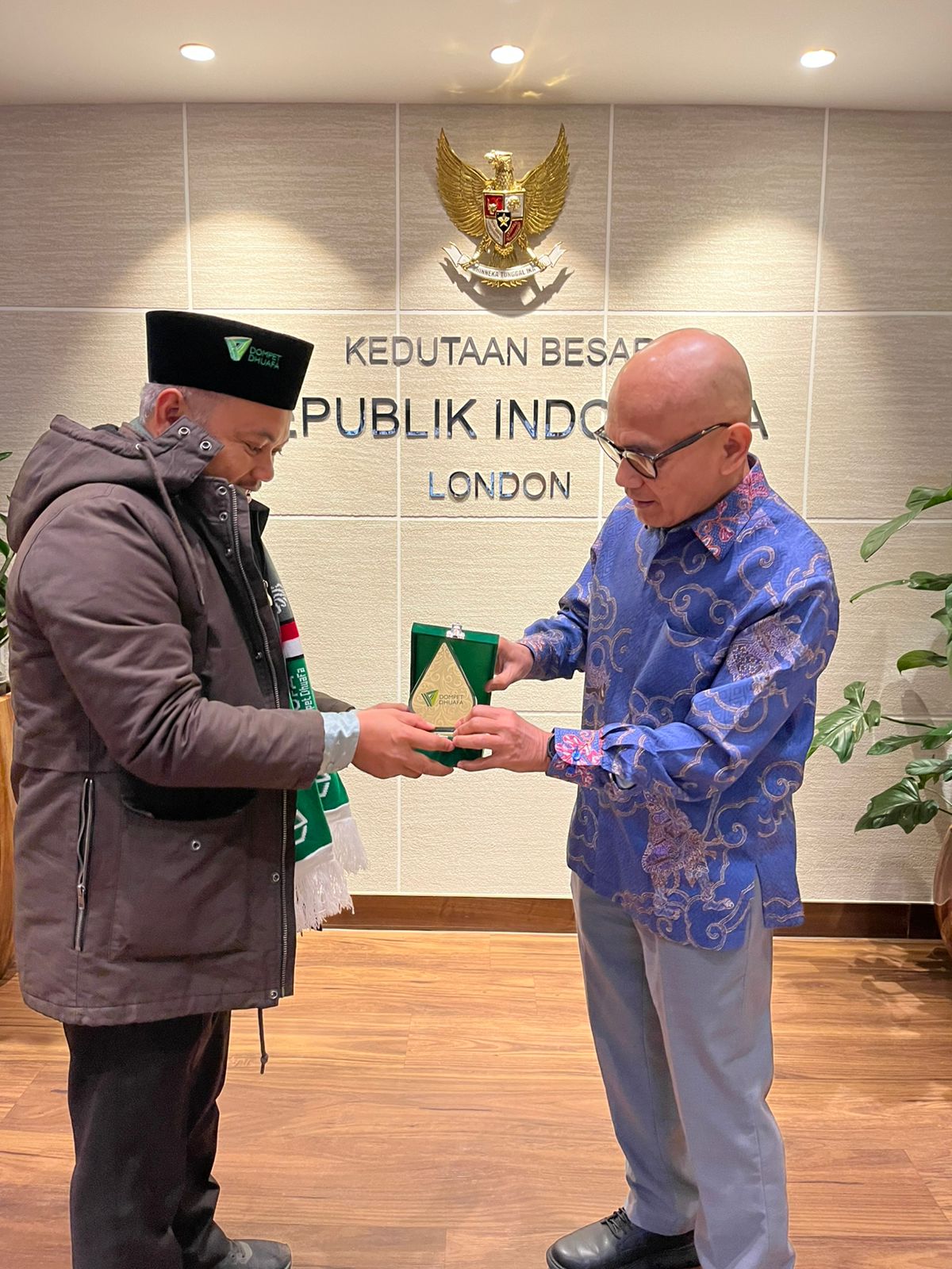 dai ambassador dompet dhuafa untuk penugasan dakwah di inggris bahrul ulum bertemu duta besar republik indonesia di kbri london februari 2026 dompet dhuafa Dai Ambassador Dompet Dhuafa untuk penugasan dakwah di Inggris, Bahrul Ulum bertemu Duta Besar Republik Indonesia di KBRI London, Februari 2026.