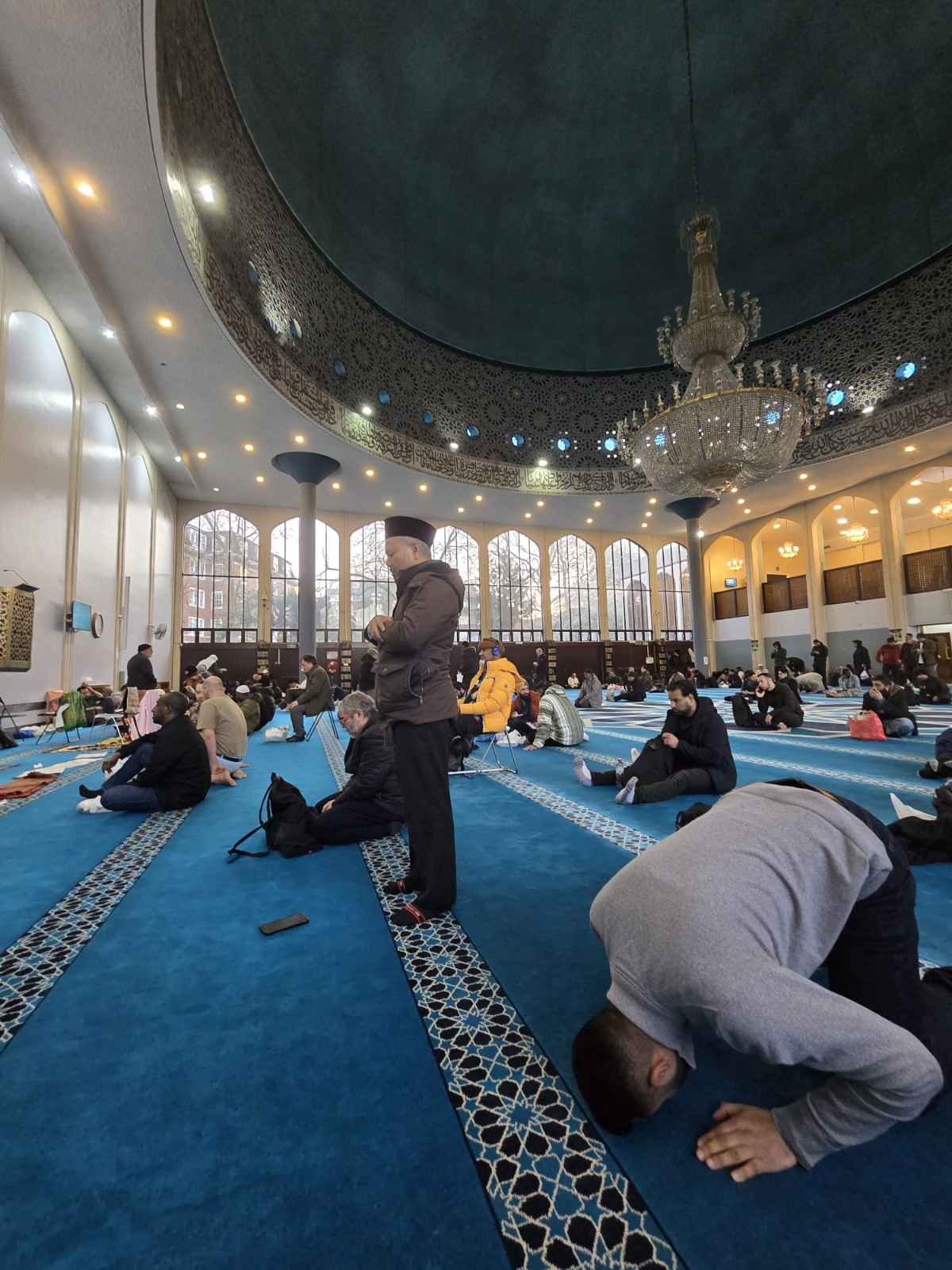 suasana beribadah di dalam masjid kubah emas di inggris dompet dhuafa Suasana beribadah di dalam Masjid Kubah Emas di Inggris.