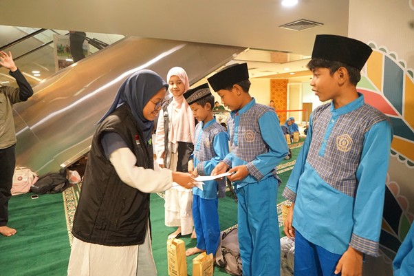 Pemberian santunan untuk para anak yatim dan dhuafa usai berbuka puasa bersama.