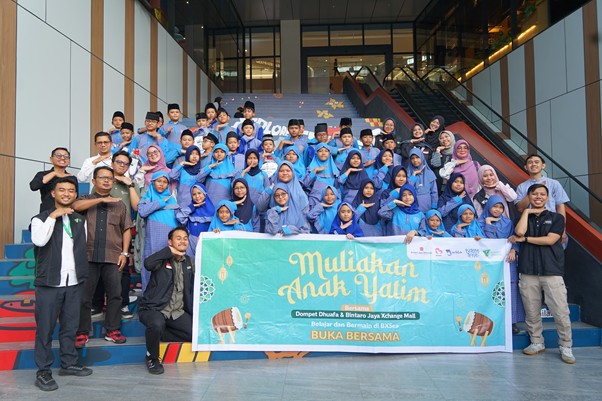 Sesi foto bersama para anak yatim dan dhuafa dengan kakak pendamping dari tim BXc Mall dan Dompet Dhuafa.