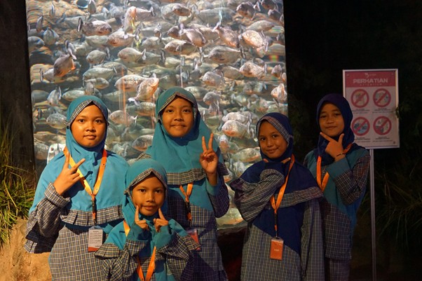 Momen kebahagiaan saat para anak yatim dan dhuafa melihat ikan perairan air tawar Piranha Sungai Amazon.