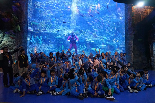 Sesi foto bersama para anak yatim dan dhuafa dengan penyelam BXSea usai melihat pertunjukan memberi pakan ikan.