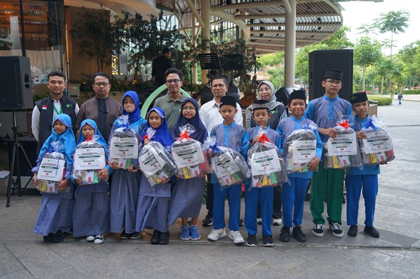 Penyaluran paket school kit untuk para anak yatim dan dhuafa, diwakili oleh 10 penerima manfaat.