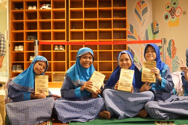Keceriaan mereka terpancar saat tiba waktu berbuka puasa bersama di Masjid B2 BXc Mall.