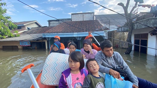 Relawan DMC Dompet Dhuafa melakukan evakuasi terhadap warga dan hewan yang terjebak banjir.