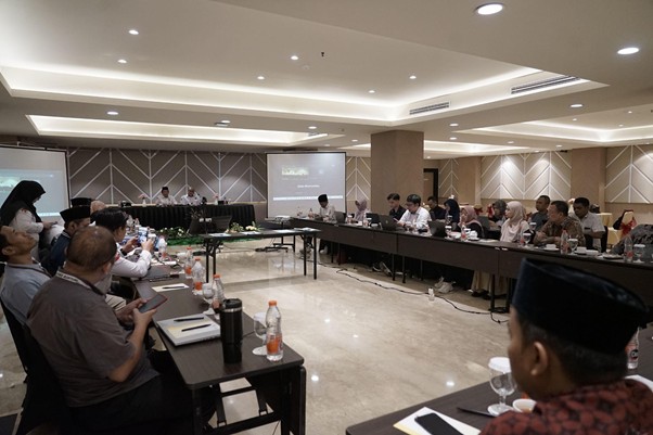 sk laz 2026 2 dompet dhuafa A large conference room with attendees seated around U-shaped tables watching a projector presentation at the front of the room.