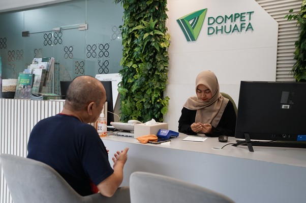 wakaf sumur candra 2 dompet dhuafa Candra bersama tim CS Dompet Dhuafa sedang berdoa seusai akad Ziswaf.