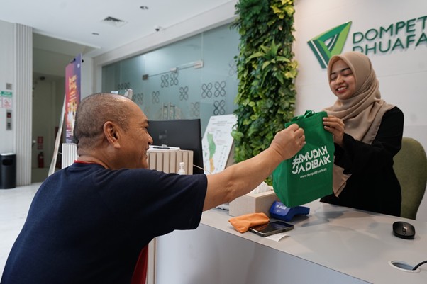 wakaf sumur candra 3 dompet dhuafa Setelah selesai berdonasi langsung di Gedung Philanthropy Dompet Dhuafa, Candra mendapatkan bingkisan produk pemberdayaan dari Dompet Dhuafa.